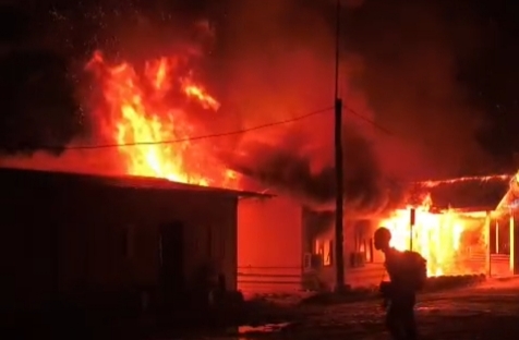 Ketgam : Kantor PT RCP Saat di bakar Massa