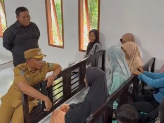 Bupati Konawe Didampingi Ketua DPRD Bagikan Bantuan ke Korban Bencana di Soropia
