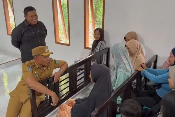 Bupati Konawe Didampingi Ketua DPRD Bagikan Bantuan ke Korban Bencana di Soropia