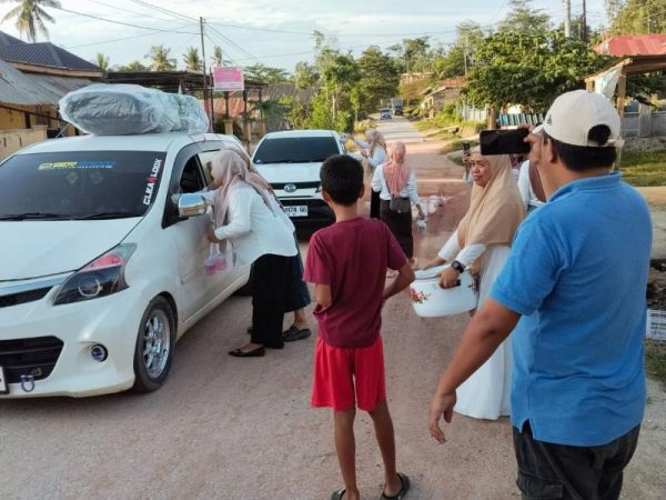 Ramadan Penuh Makna, Mahasiswa IAI Rawa Aopa Hybrid Angata Bagi Ratusan Takjil