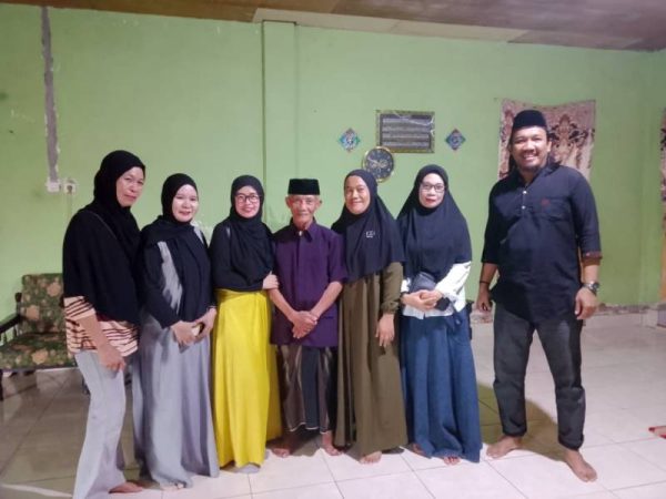 Alumni SMPN 1 Unaaha 1995 Berbagi Paket THR untuk Guru Pensiunan dan Warga Kurang Mampu