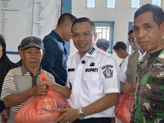Bupati Konawe Salurkan Bantuan untuk Warga Terdampak Banjir di Wonggeduku