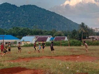 Tawa di Lapangan Tanah Merah yang Berdebu: Rutinitas Anak-anak Routa Tanpa Gadget