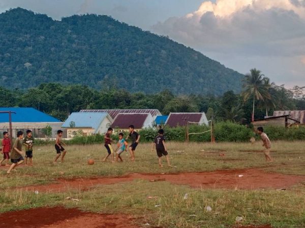 Tawa di Lapangan Tanah Merah yang Berdebu: Rutinitas Anak-anak Routa Tanpa Gadget
