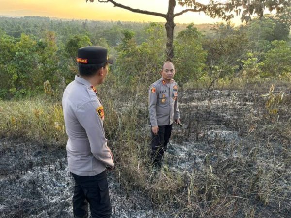 Lahan 7 Hektare Terbakar di Pondidaha, Kapolres Konawe Pimpin Operasi Pemadaman
