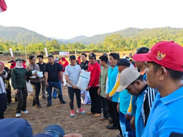 Bupati Konawe Serahkan Bantuan 21,57 Ton Beras CPP kepada 719 Keluarga di Routa