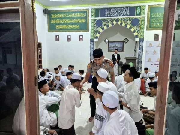 Subuh Keliling di Pesantren, Kapolsek Pondidaha Ingatkan Santri Bahaya Narkoba dan Bullying