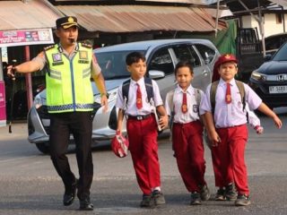 Kapolres Konawe Turun Tangan Atur Lalu Lintas, Keselamatan Pelajar Jadi Prioritas